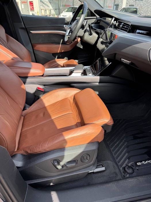 Авто Audi E-tron 55