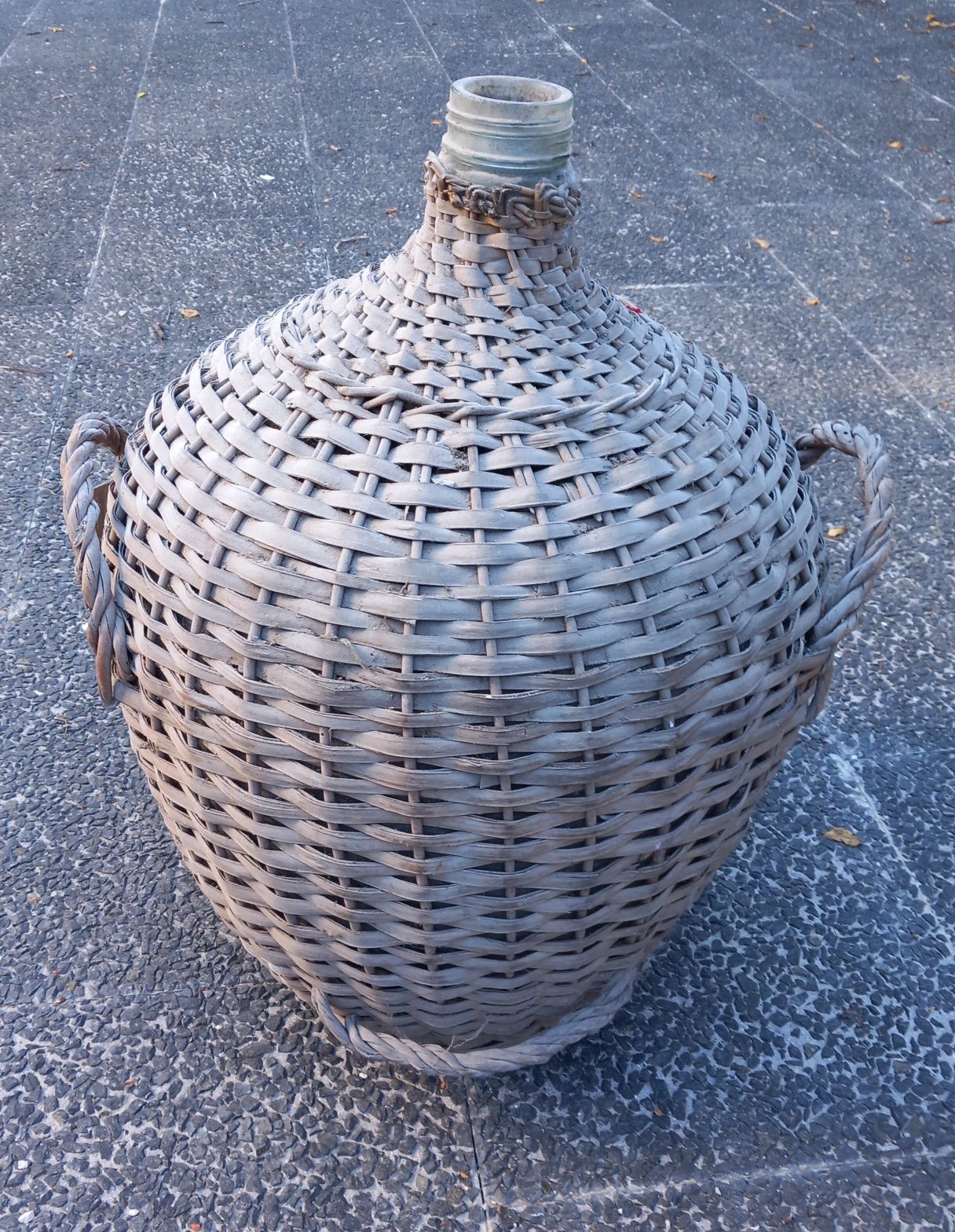 Garrafão de vinho empalhado