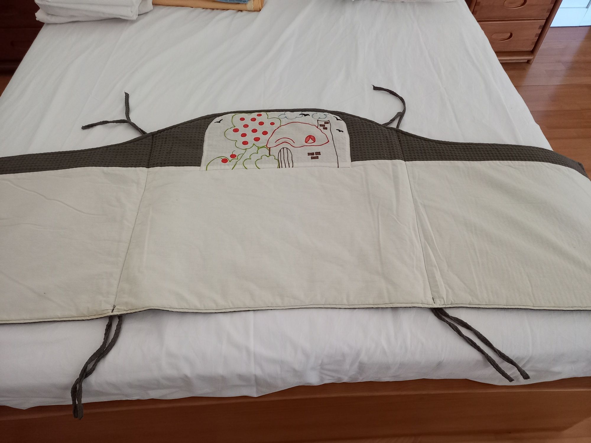 Colcha cama bebe e protector de grades bordados. Artigo artesanal