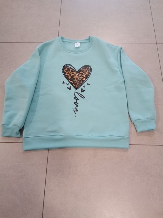 Paka różnych ubrań damskich