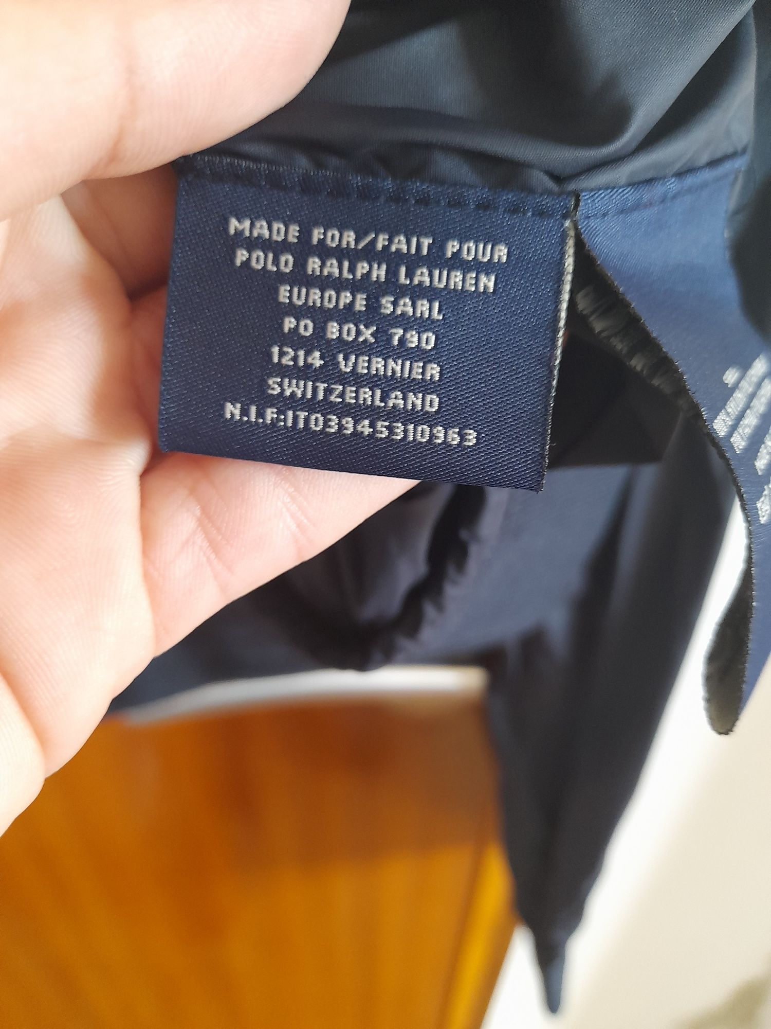 Corta-vento azul escuro com bolsos
