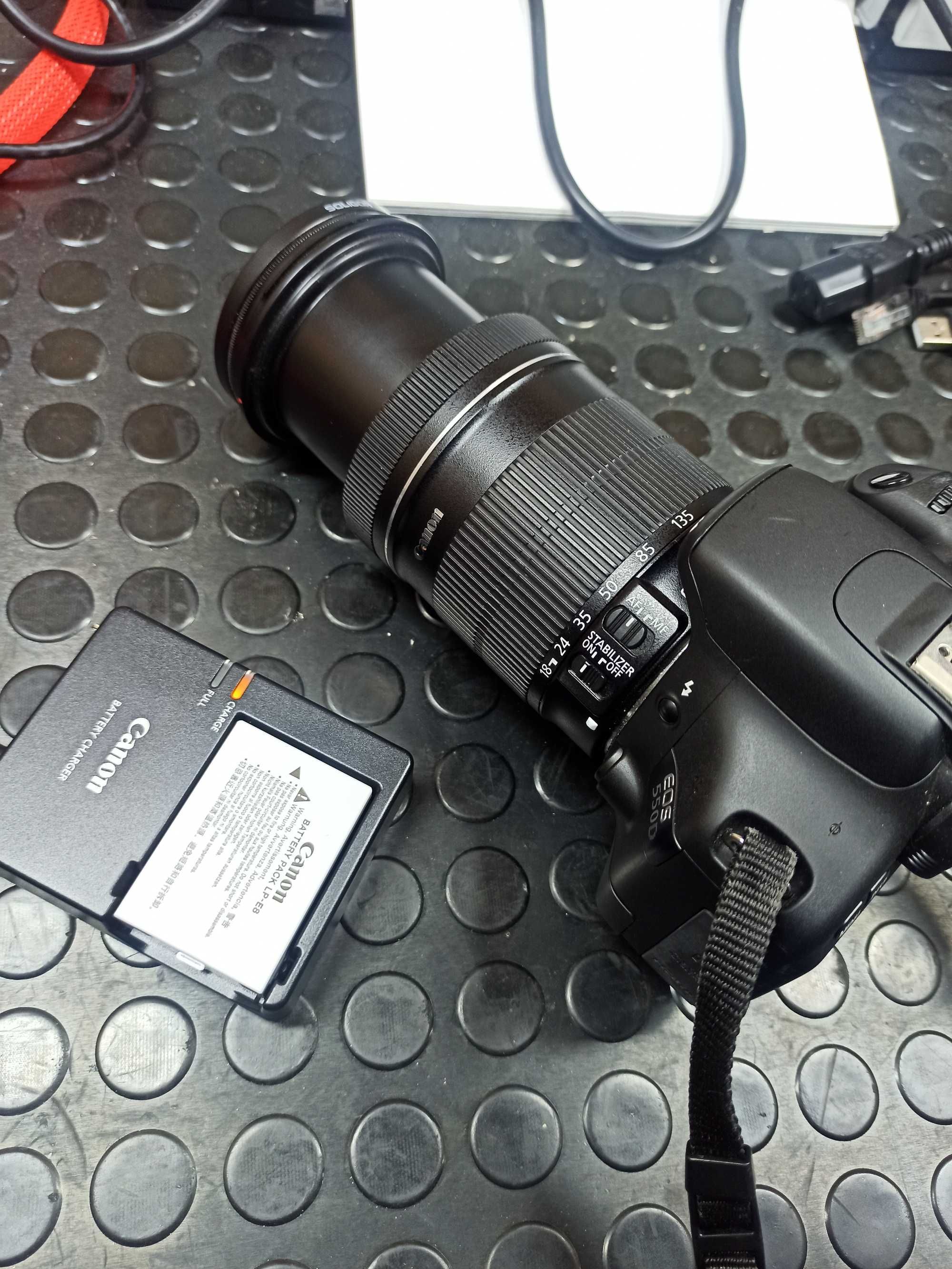 Câmera SLR Canon EOS 550D + Canon 18-135mm 1:3.5-5.6 IS