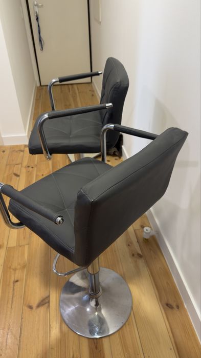 Cadeiras altas em pele cinza