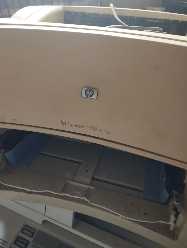 Продам принтер HP 1000