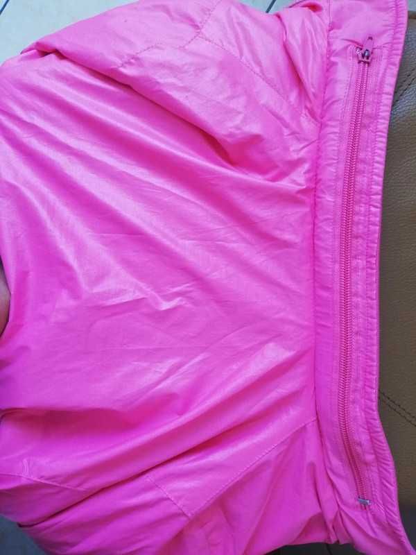 Roupa. Casaco reversível rosa.
