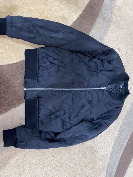 Віддам безкоштовно бомбер куртку на М