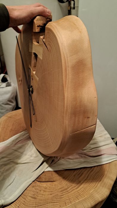 Zegar drewniany z plastra drewna