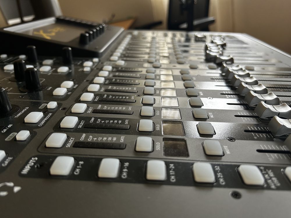 Mesa de Som Behringer X32 Compact