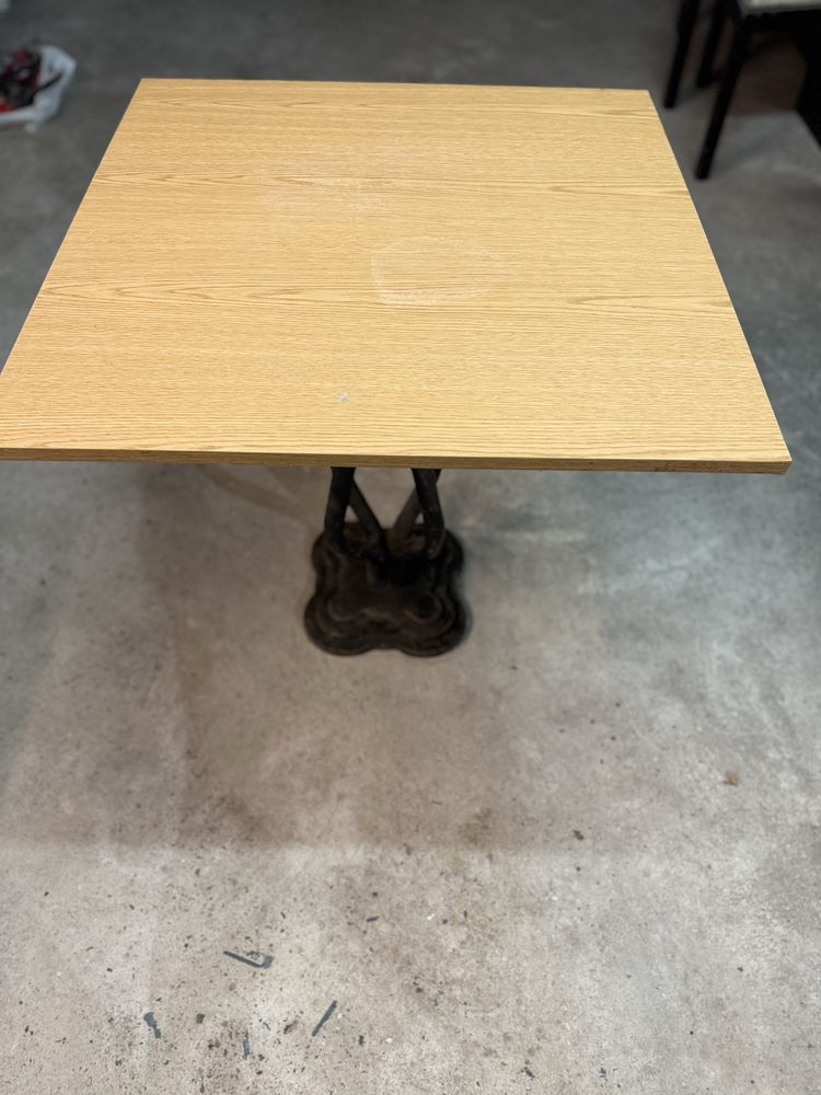 Mesa de bar ou café com pé central em ferro