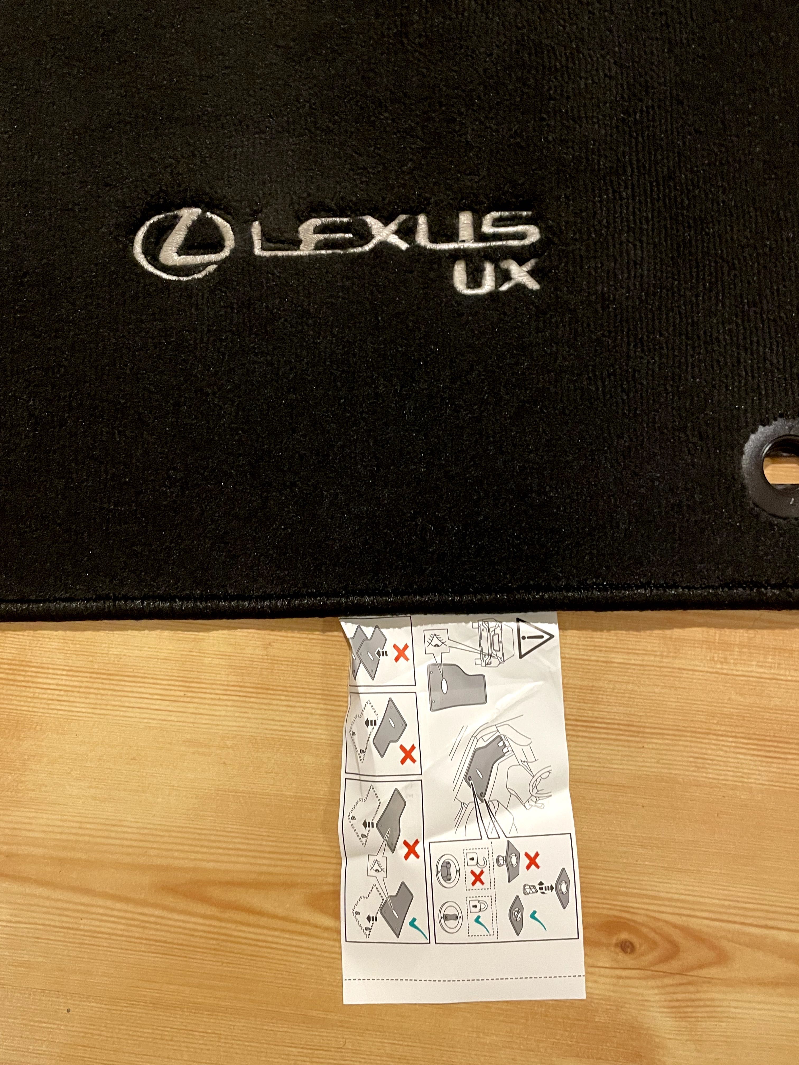 Nowe dywaniki welurowe do Lexusa UX