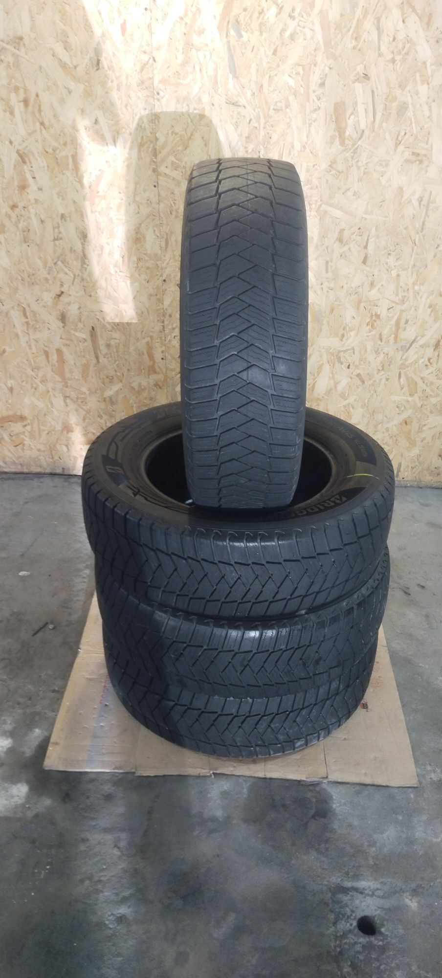 Продам зимние скаты 215/65R16C BRIDGESTONE