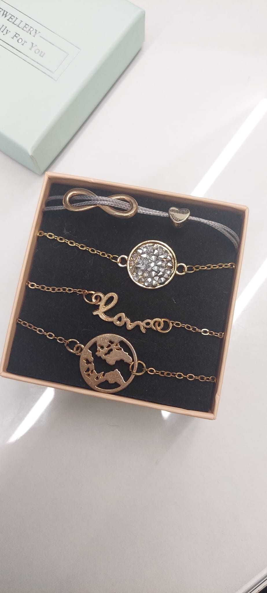Conjunto de pulseiras douradas