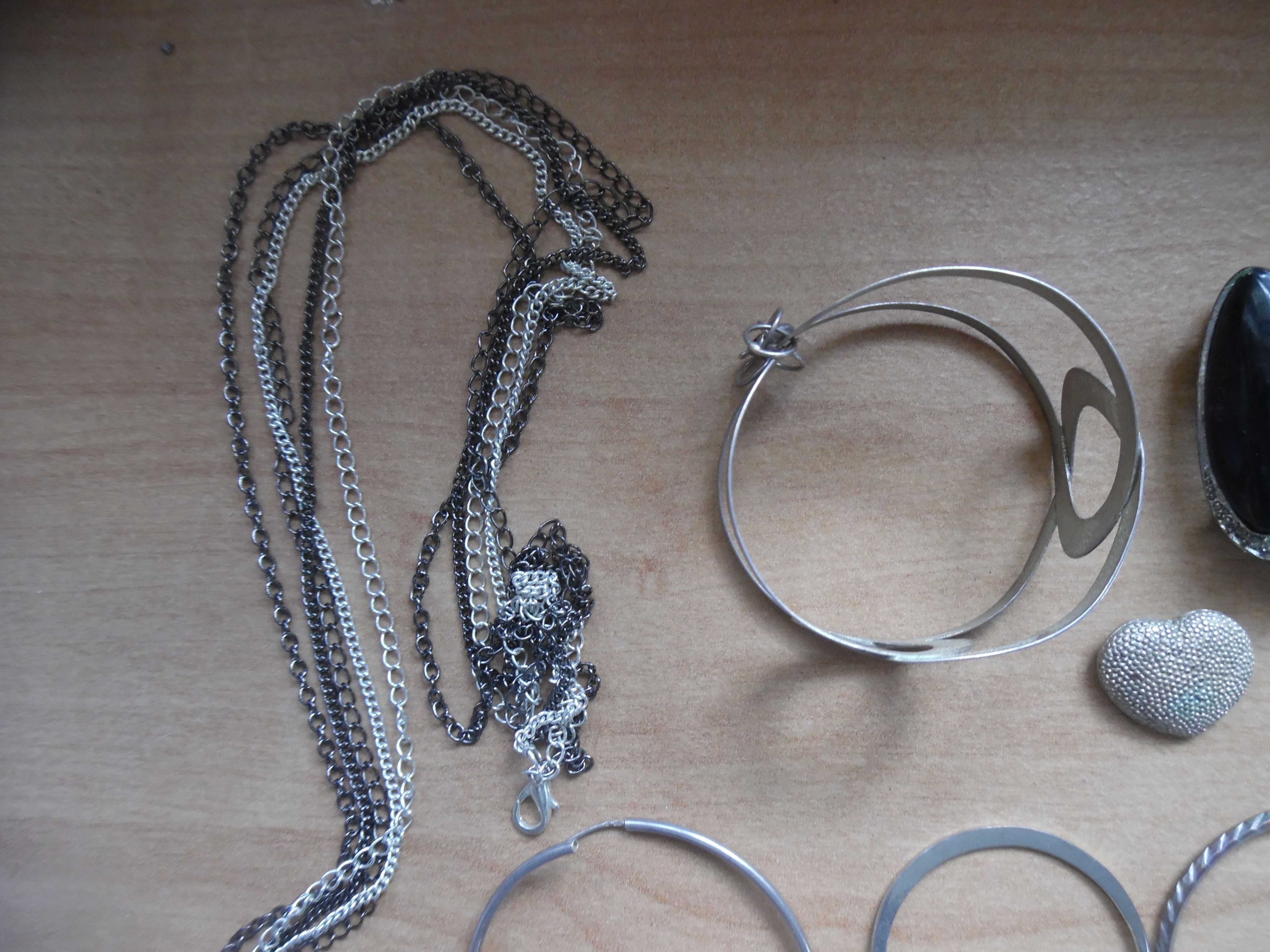 Lote de Brincos, Pulseiras, Fios, Colares. Algumas peça em Prata