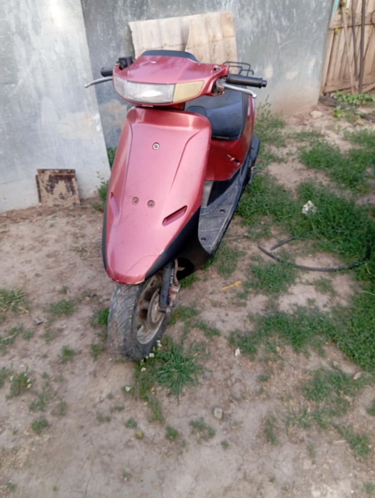 В продаже тры мопеда по десять тысяч не большой торг .