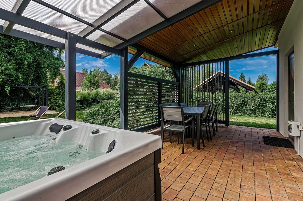 Dom w centrum z działką na wyłączność jacuzzi Mała Rezydencja