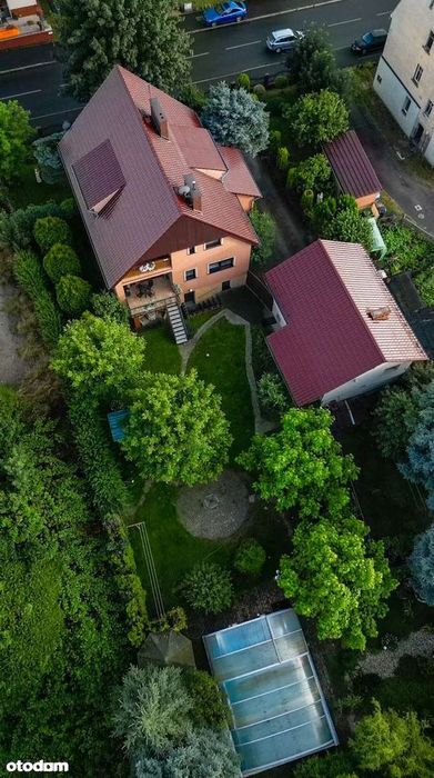 Dom z dwoma mieszkaniami- BASEN+ budynek gospodarczy