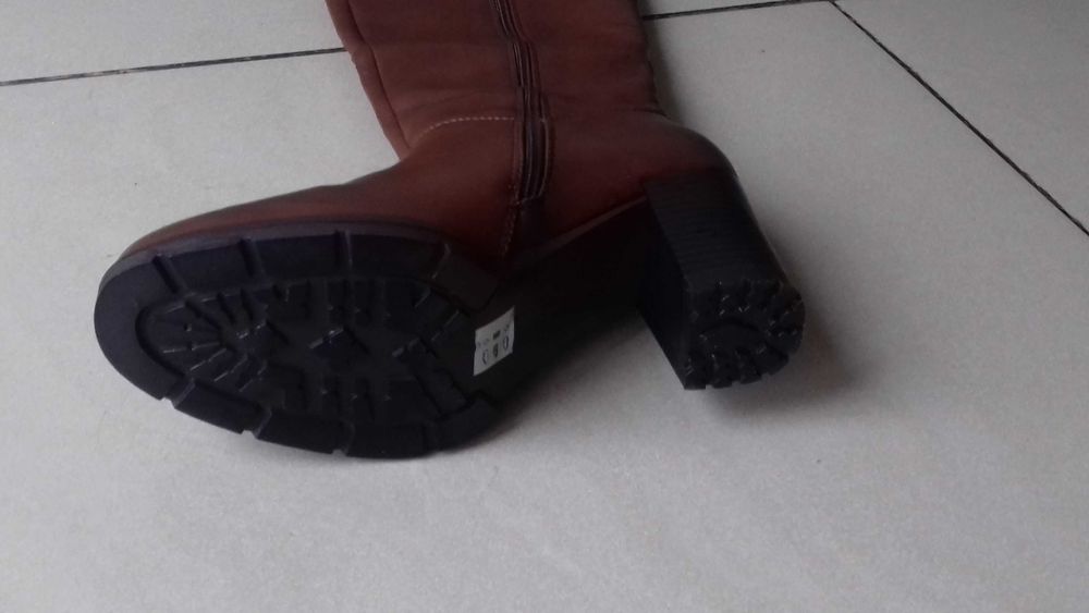 Brązowe kozaki na słupku w rozmiarze 38.