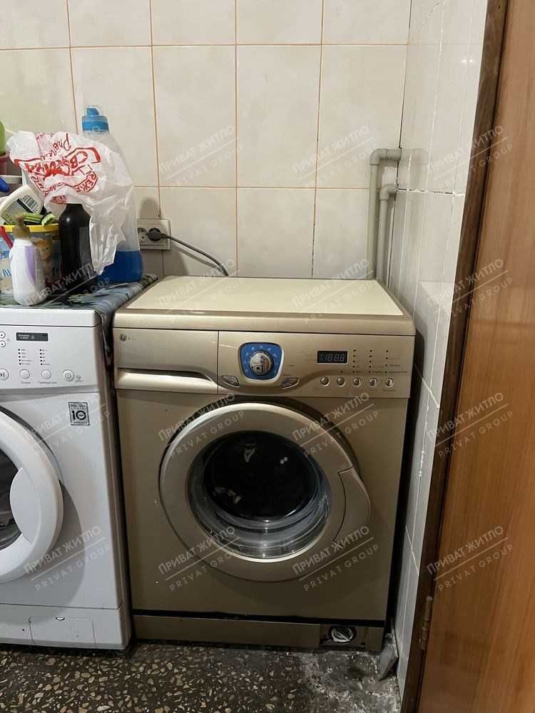 Кімната з балконом в гуртожитку.