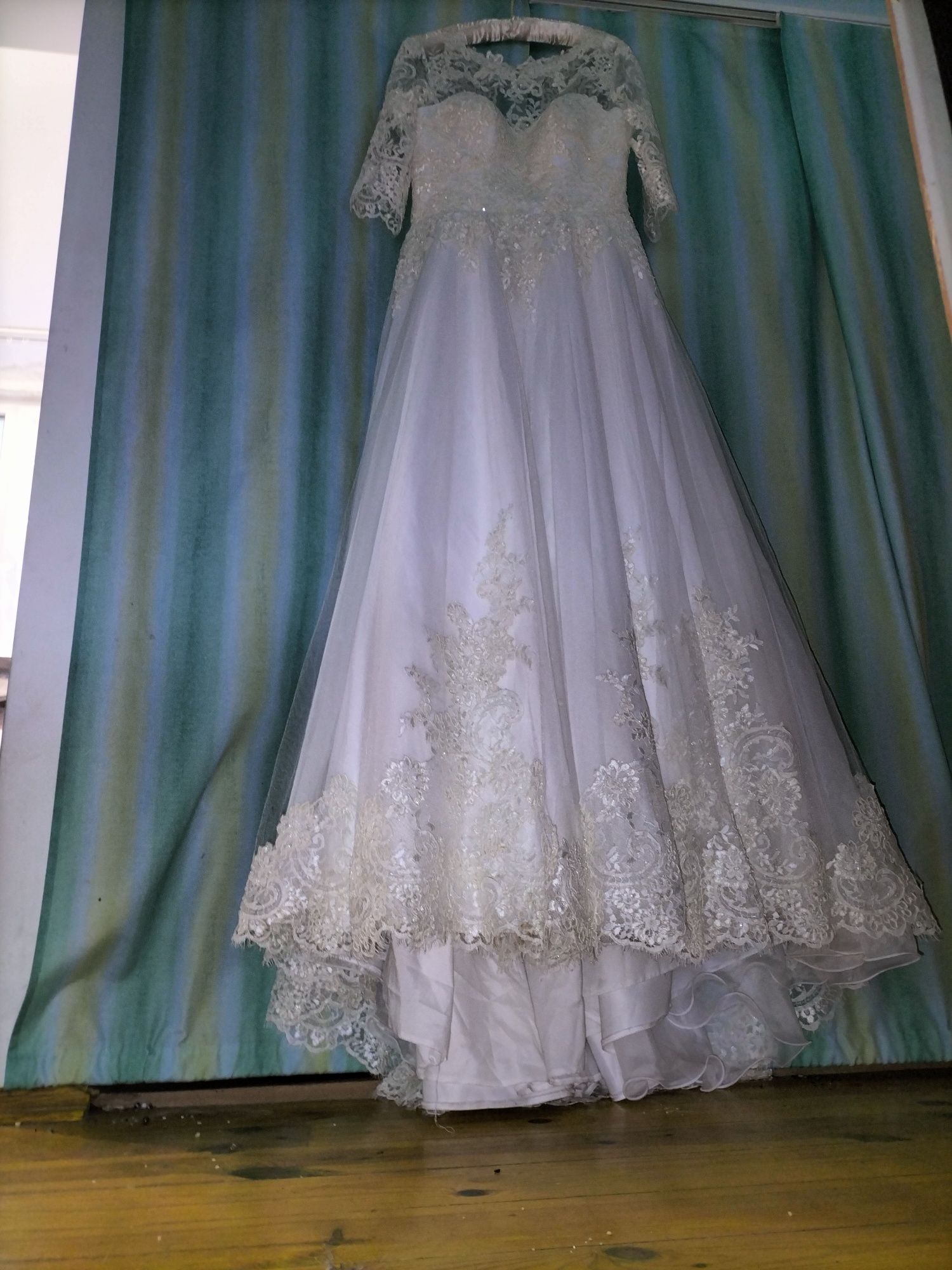 Весільна сукня та біла шубка