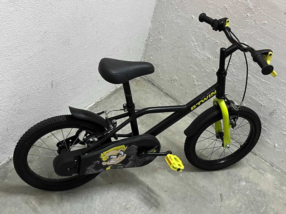 Bicicleta criança preta e amarela roda 16 idade ideal 4 a 6 anos