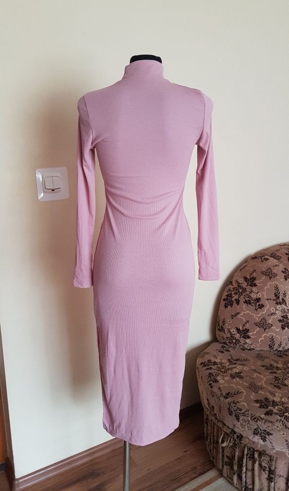Różowa długa sukienka z golfem z długim rękawem prążek rozporek