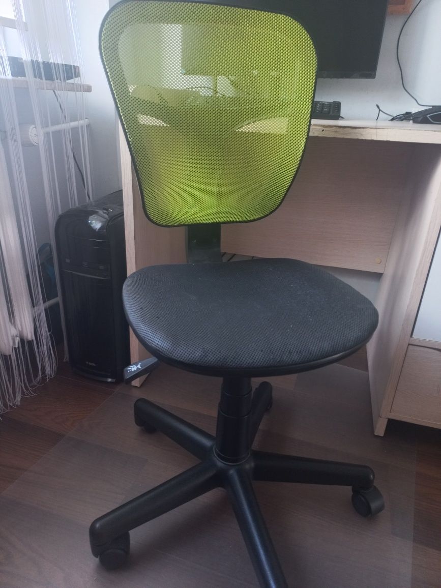 Sprzedam biurko z fotelem