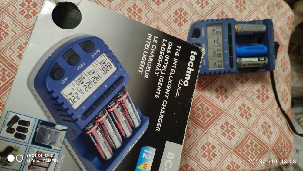 Зарядний для акумуляторних батарейок.