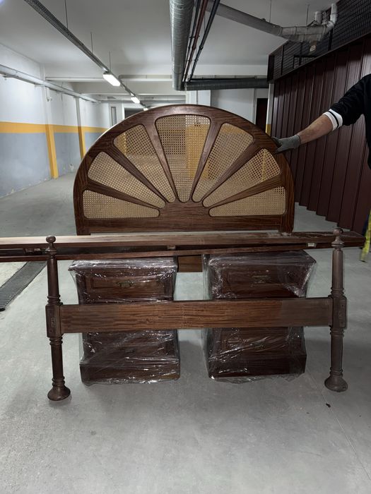 Cama de casal com estrado e cómoda