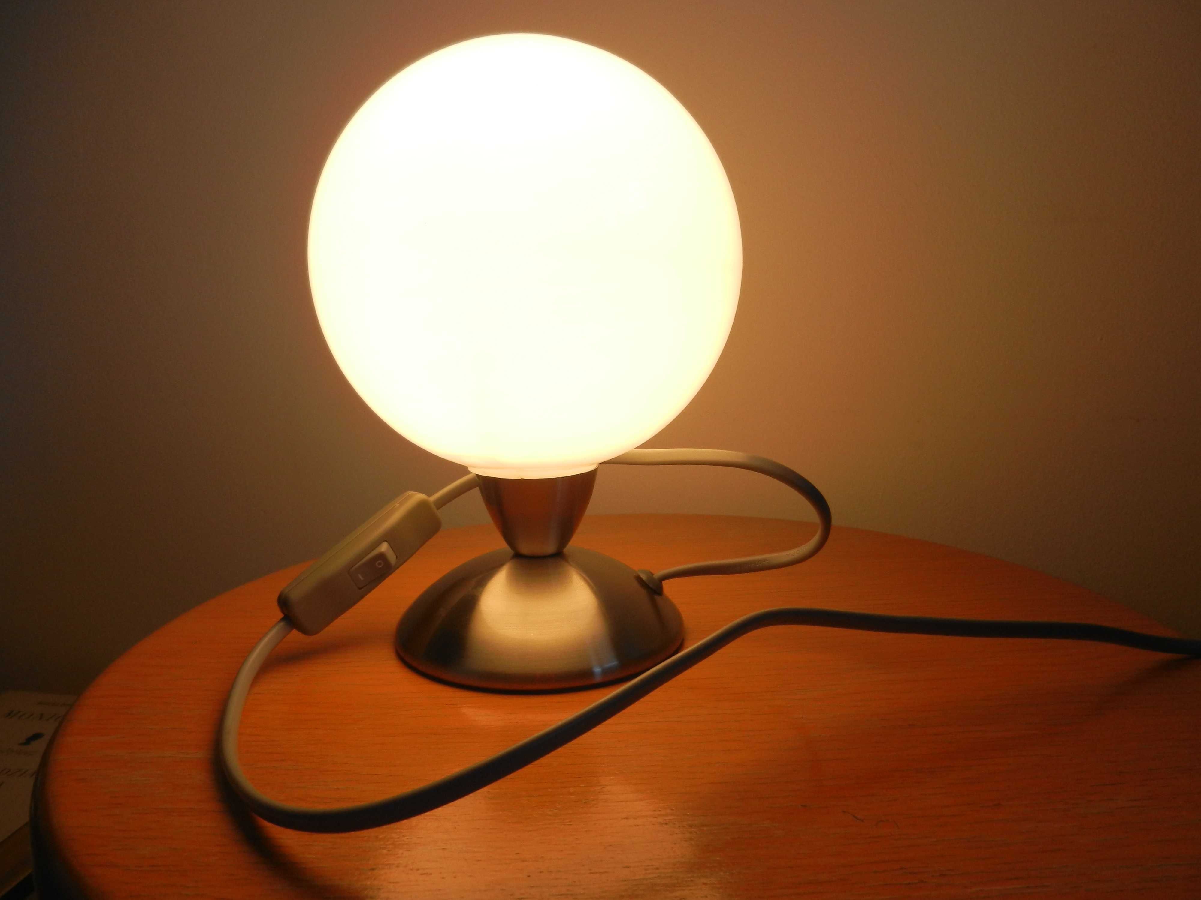 Lampa stołowa metal srebrna kula biała połysk E14