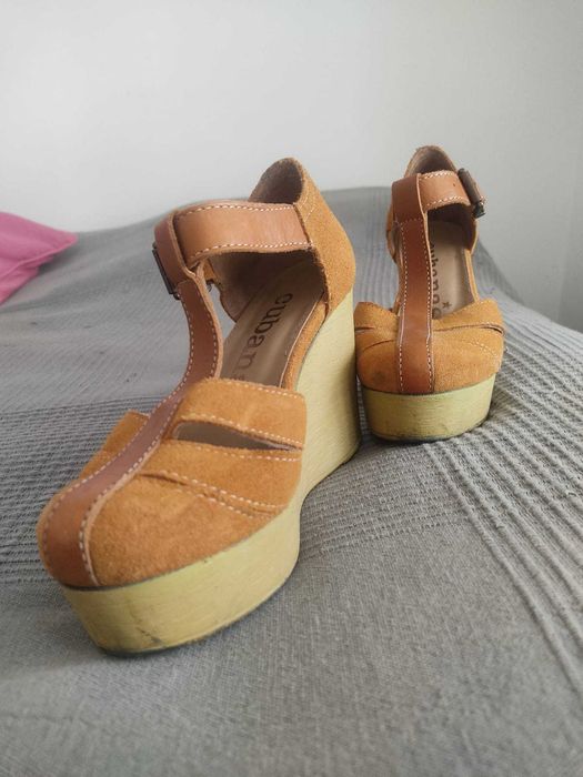 Sandálias cor mel compensadas marca Cubanas