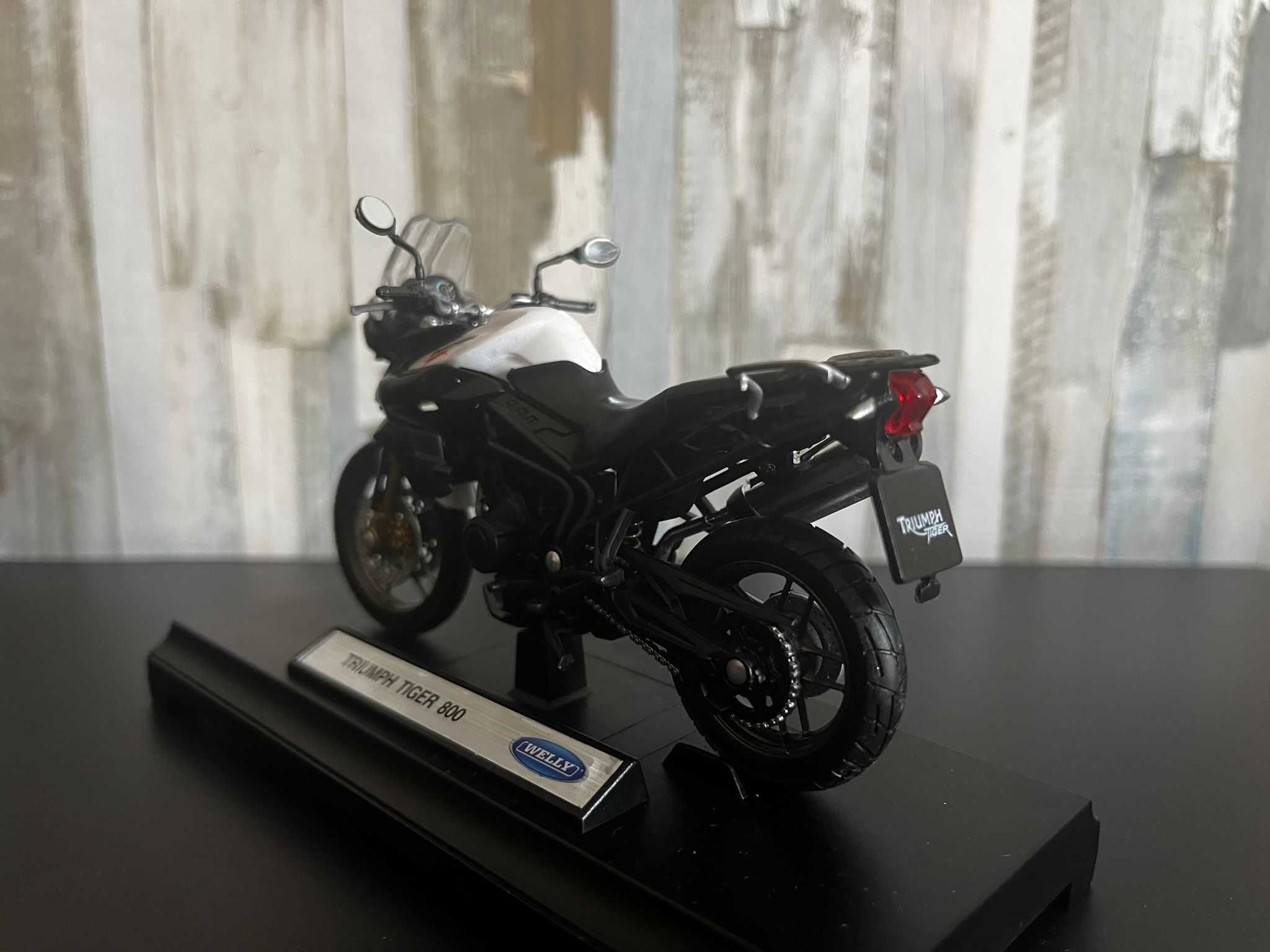 Triumph Tiger 800 miniatura (1:18)