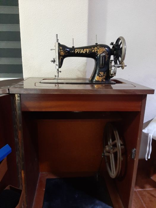 Máquina de costura antiga.