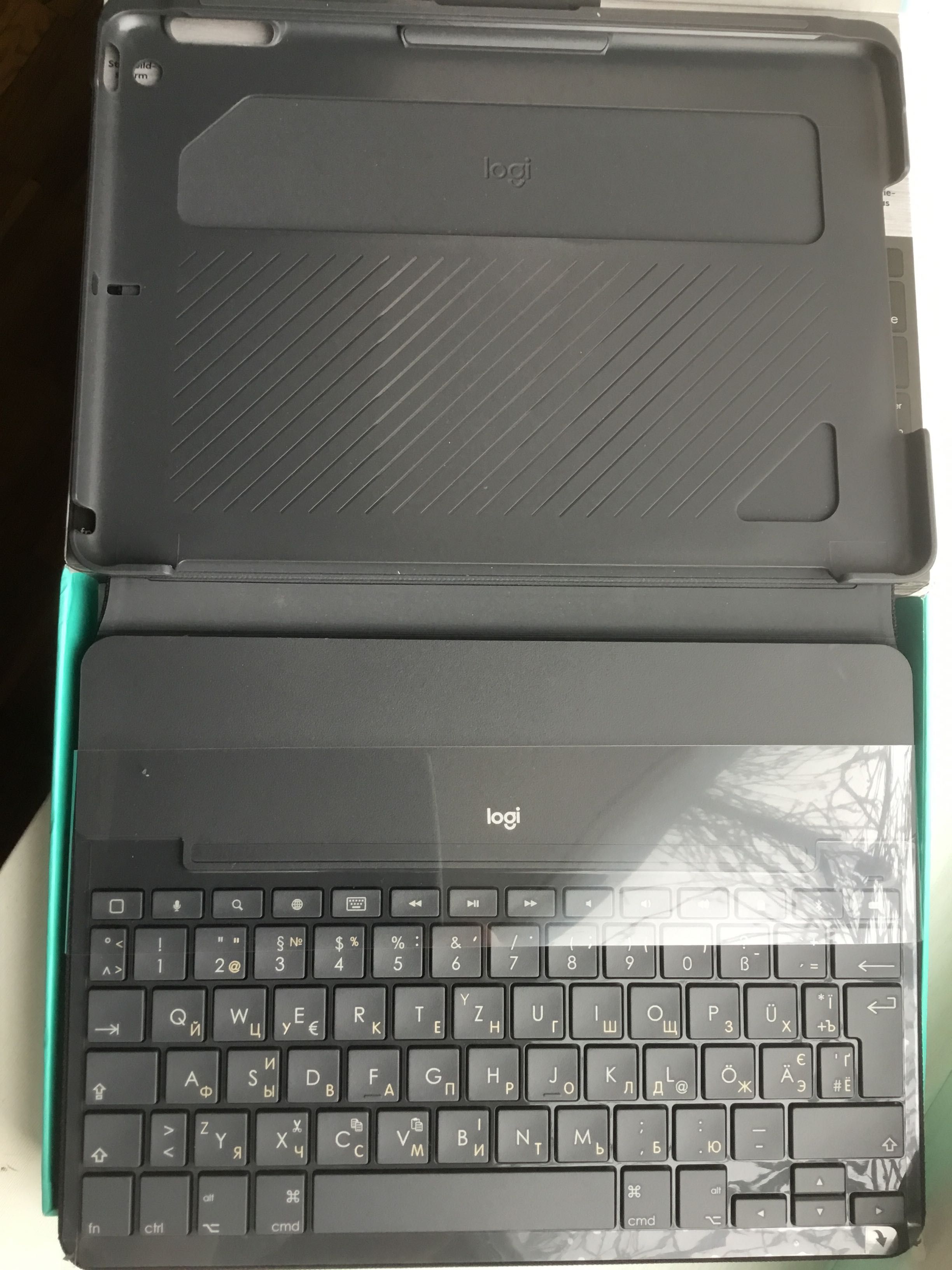 Чохол-клавіатура Logitech Slim Folio для iPad