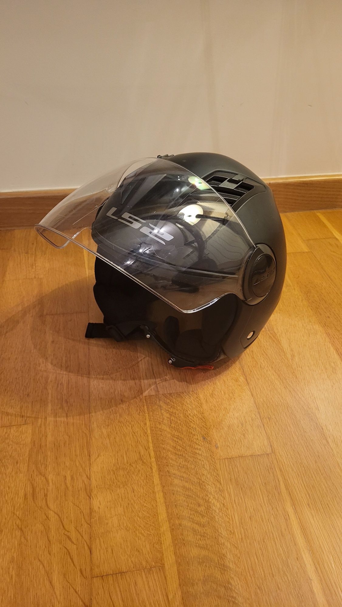 Dois Capacetes LS2 Strobe (L) e LS2 Airflow (M)