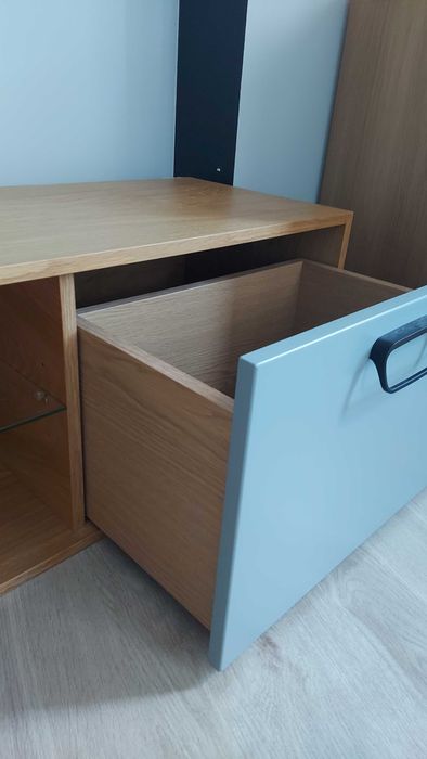 Szafka RTV wisząca pod TV