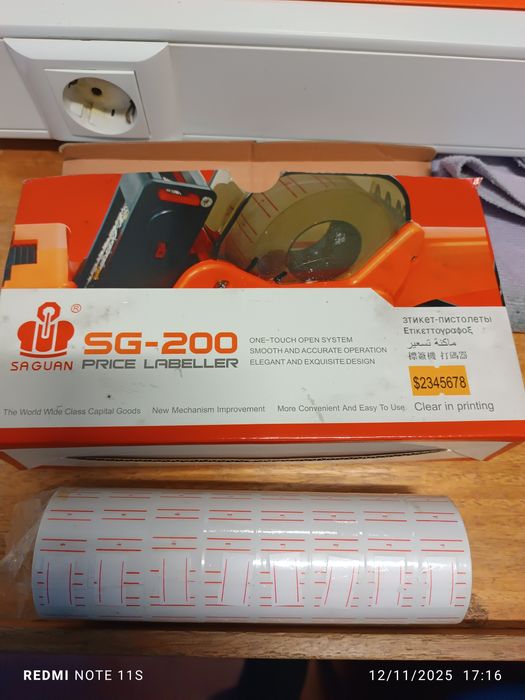 Máquina de colocar preços com etiquetas