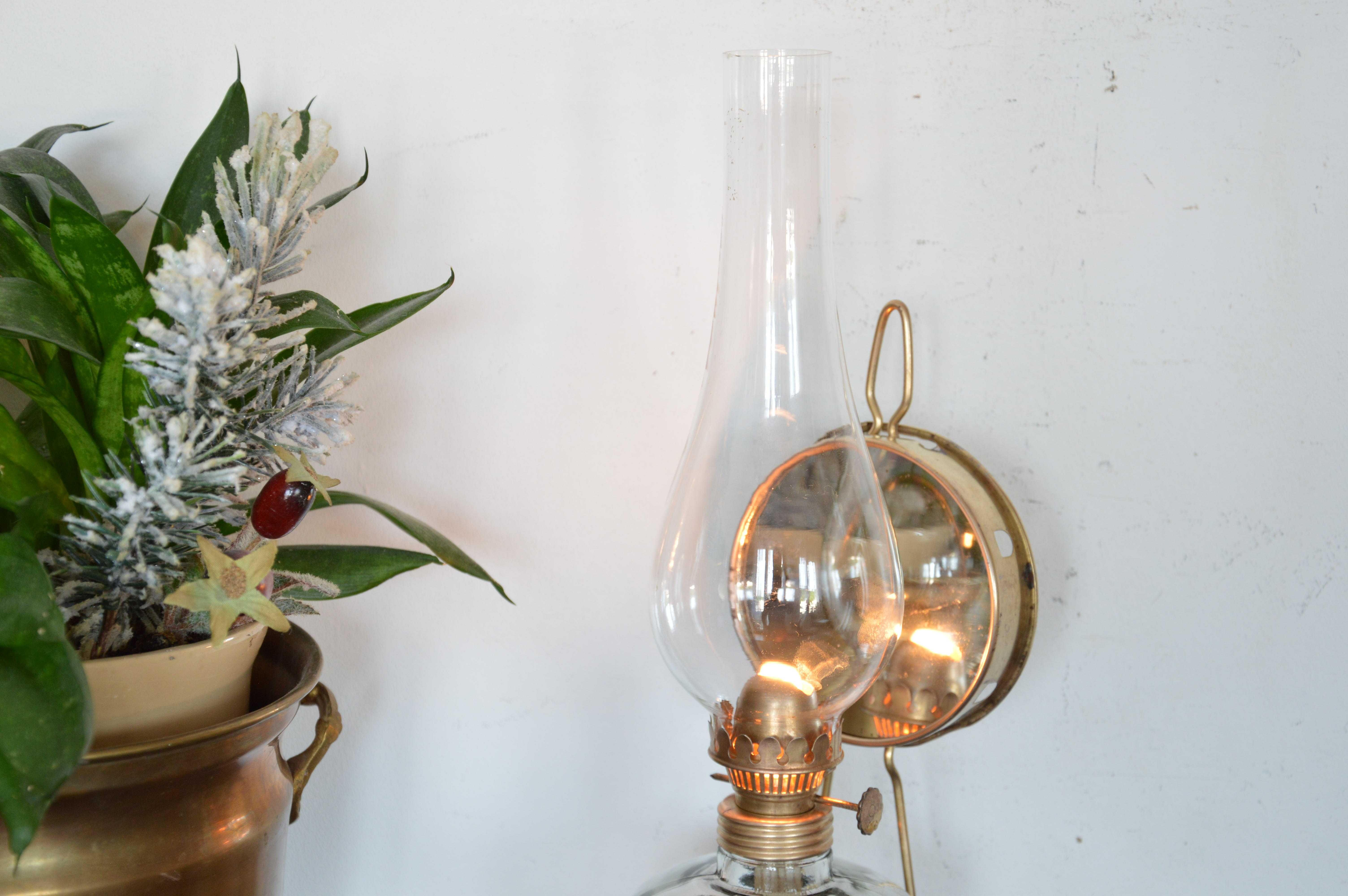 lampa naftowa wisząca lub stojąca z lusterkiem
