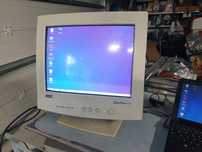 Três Monitores CRT