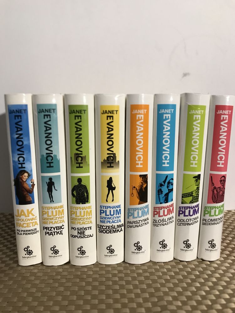 Stephanie Plum tomy: 1, 5, 6, 7, 12, 13, 14, 17. Janet Evanovich.