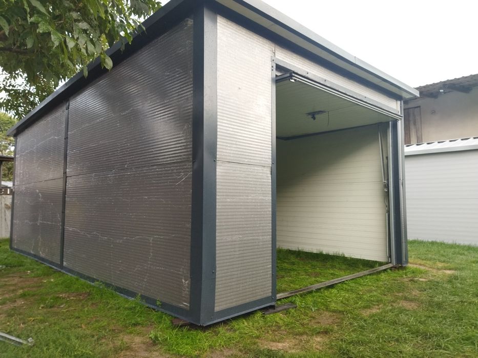 Garaż z płyt warstwowych 5,5x3,5m.