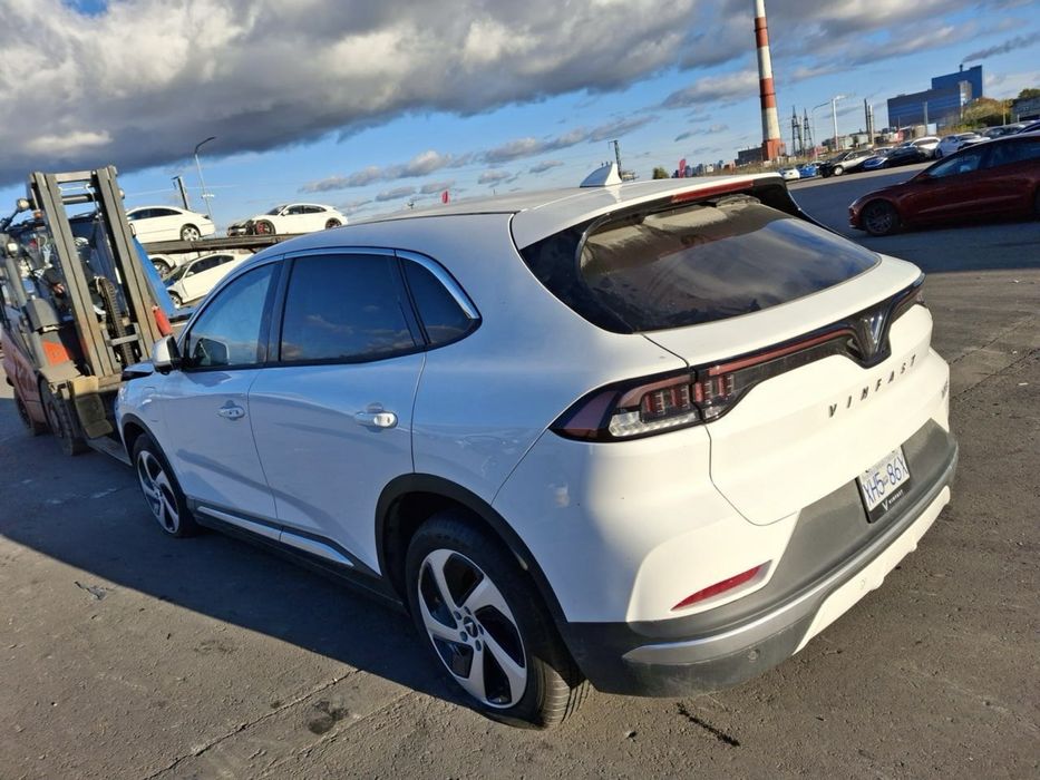 Vinfast VF8 електричний кросовер повний привід 90kw батарея терміново