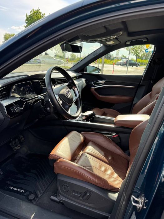 Авто Audi E-tron 55