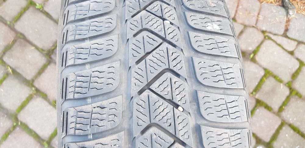 Opony zimowe Pirelli R17" 215-55, 94H M+S VW Passat, SuperB - 4 sztuki