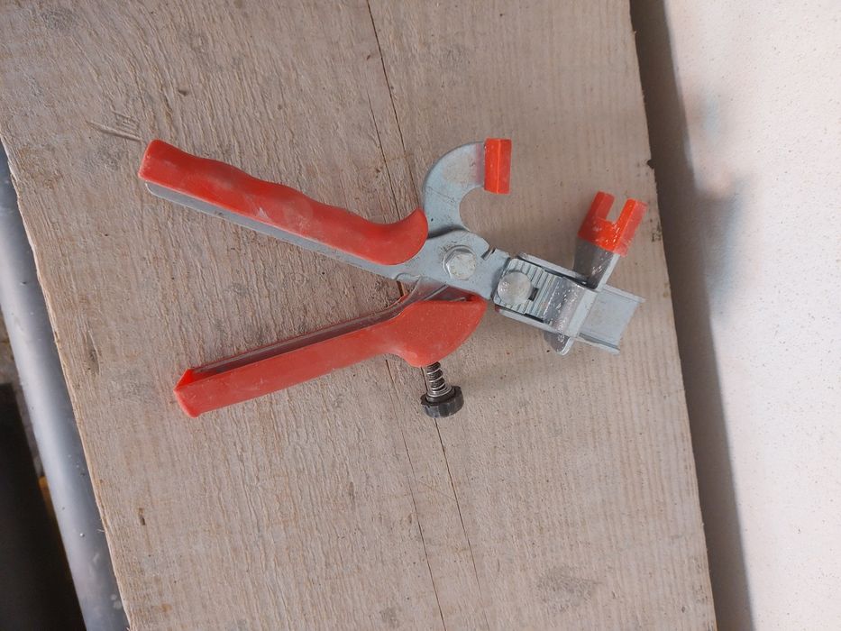 Cunhas e alicate para niveladores