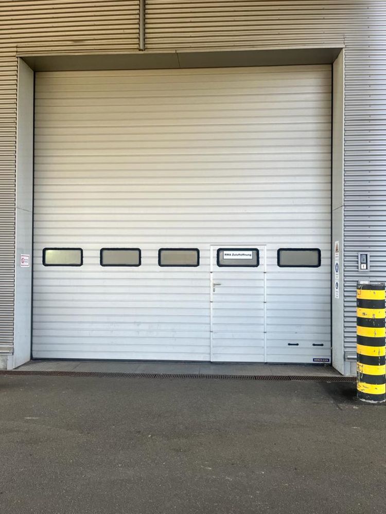 Brama segmentowa 5x4,5 z drzwiami niski prog 20 mm