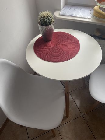 Stół z krzesłem