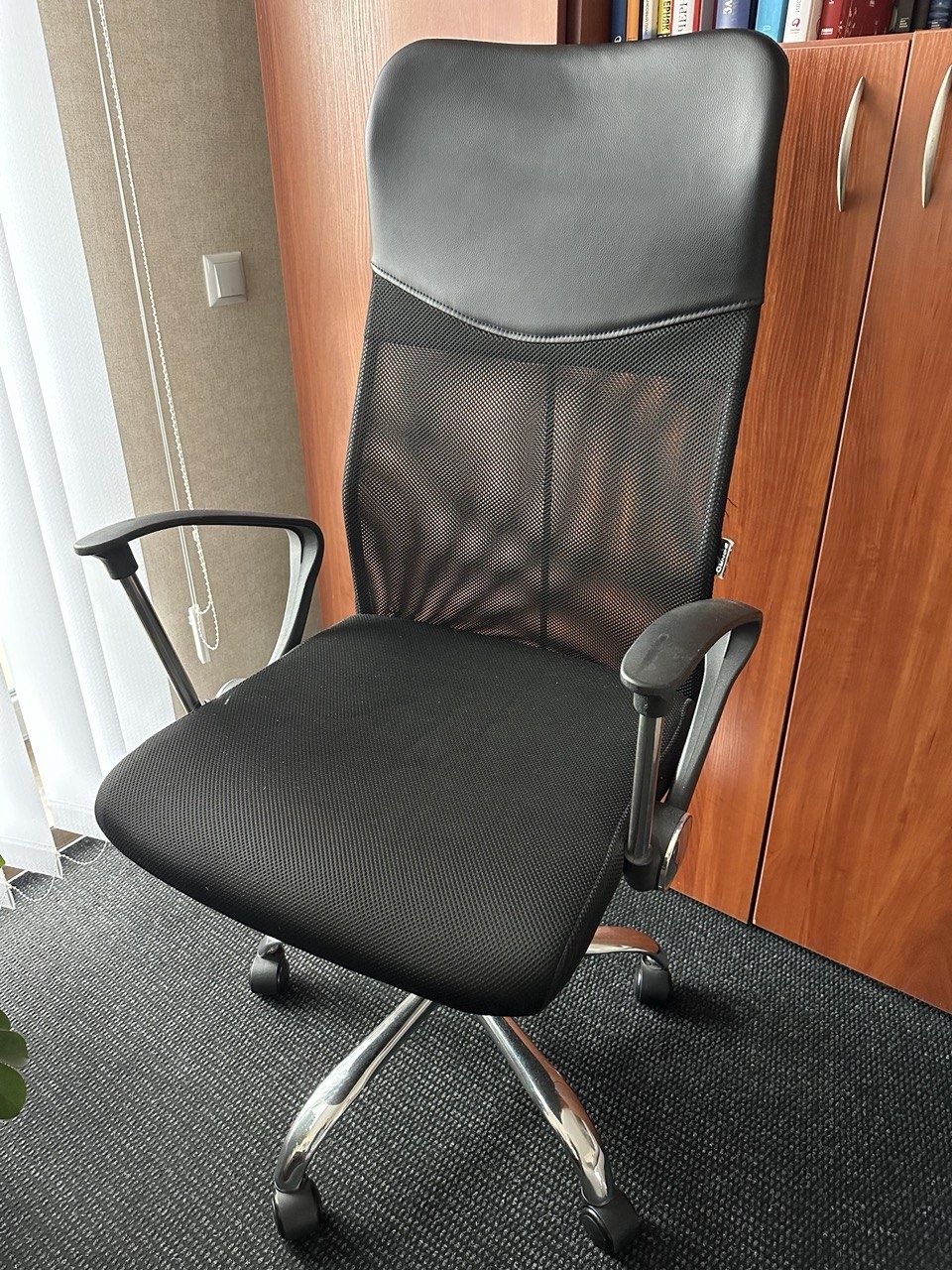 Продам крісло офісне бв