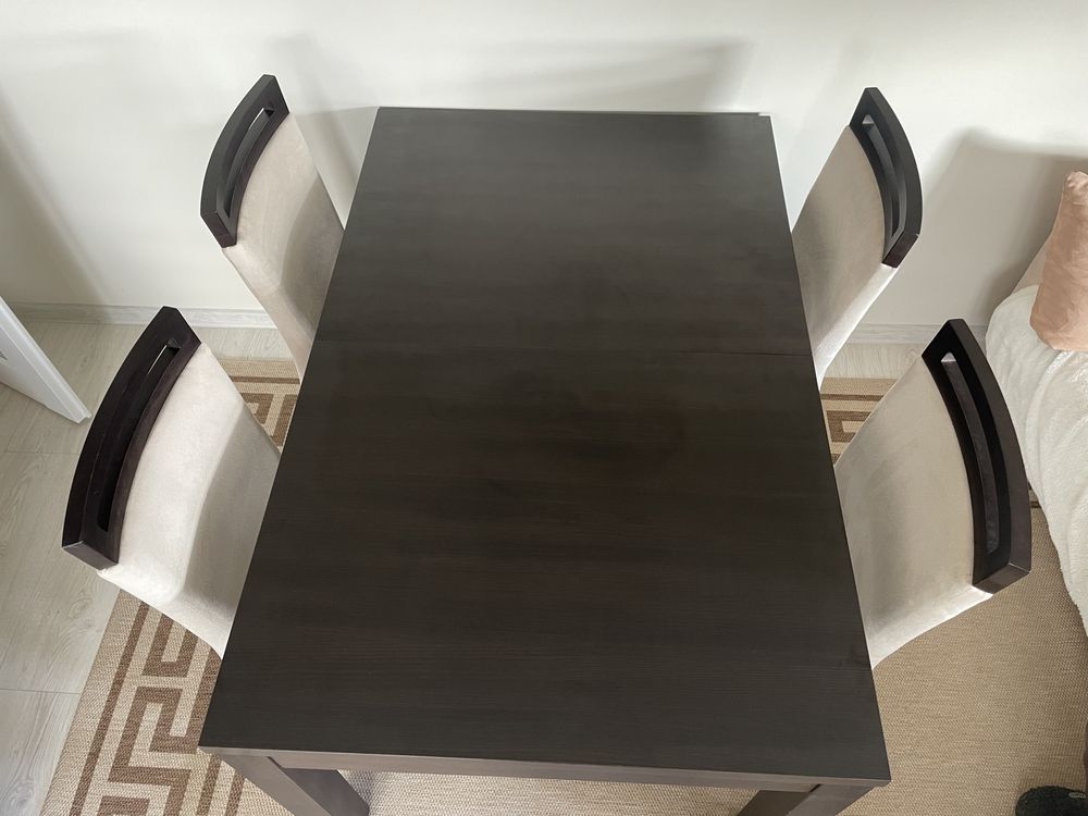 Stół z krzesłami