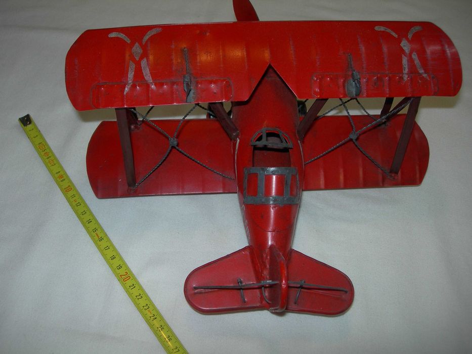 Avião de chapa. Asa dupla.
