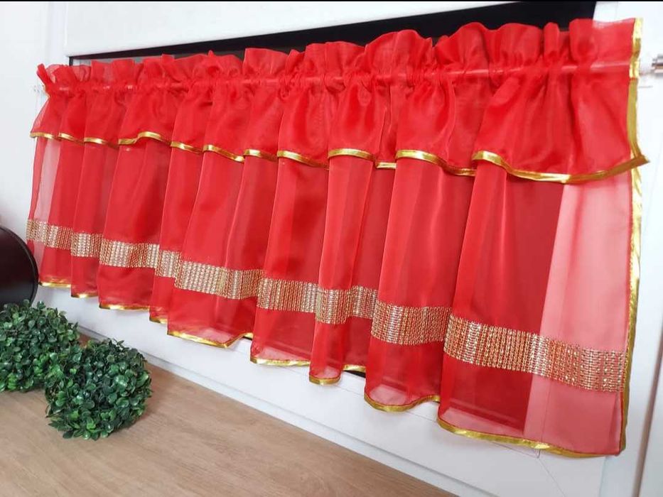 Piękna świąteczna zazdroska uszyta z woalu czerwonego